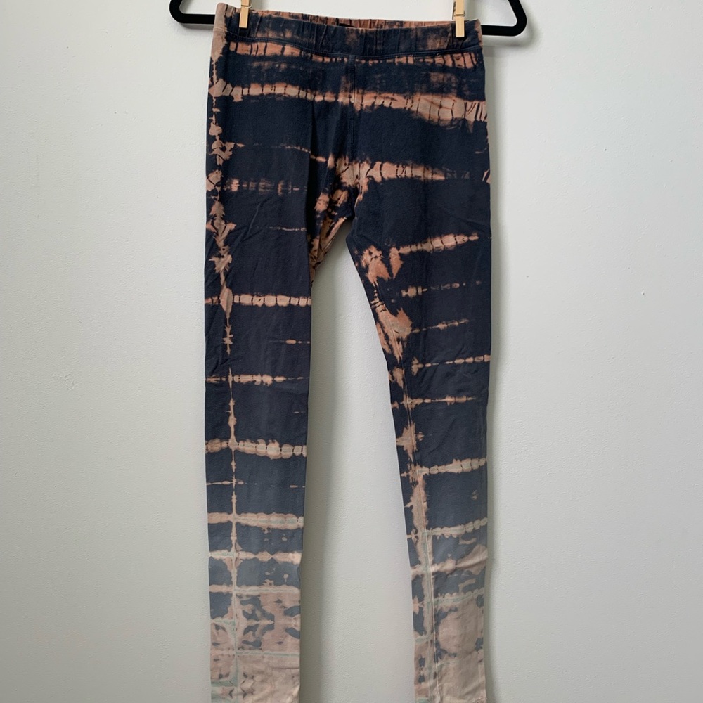 Tie-dye yoga tights